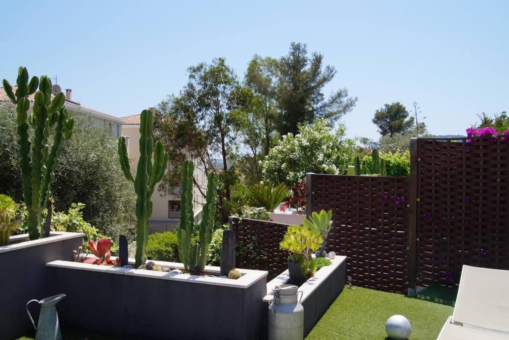 Superbe Contemporaine Vue Dans Avec Piscine Et Tennis * Hyères
