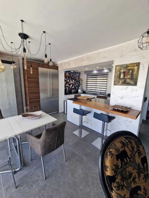 Superbe Contemporaine Vue Dans Avec Piscine Et Tennis Villa *