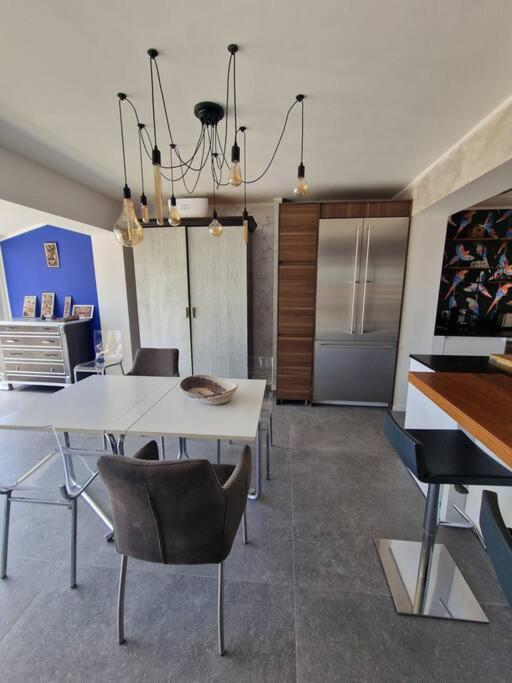 Superbe Contemporaine Vue Dans Avec Piscine Et Tennis Villa Hyères