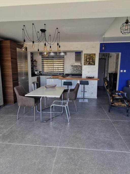 Superbe Contemporaine Vue Dans Avec Piscine Et Tennis Villa *