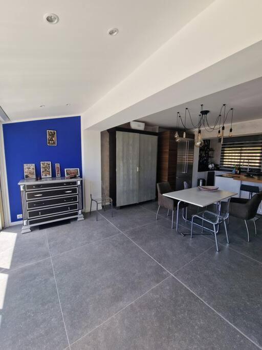 Villa Superbe Contemporaine Vue Dans Avec Piscine Et Tennis *