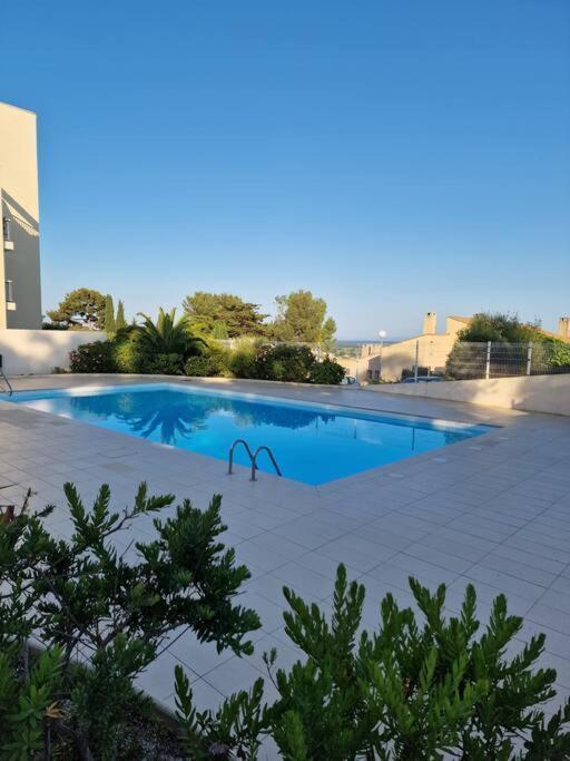 Superbe Contemporaine Vue Dans Avec Piscine Et Tennis * Hyeres