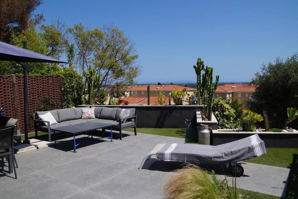 Villa Superbe Contemporaine Vue Dans Avec Piscine Et Tennis *